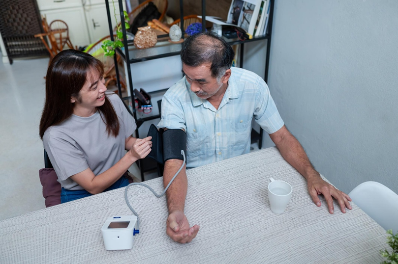 Hình ảnh minh họa việc đo huyết áp tại nhà bằng máy đo tự động, giúp theo dõi huyết áp thường xuyên trong kiểm soát bệnh mạn tính.